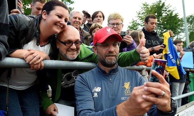 Ảnh Liverpool tự sướng cùng fan - Bóng Đá