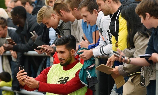 Ảnh Liverpool tự sướng cùng fan - Bóng Đá