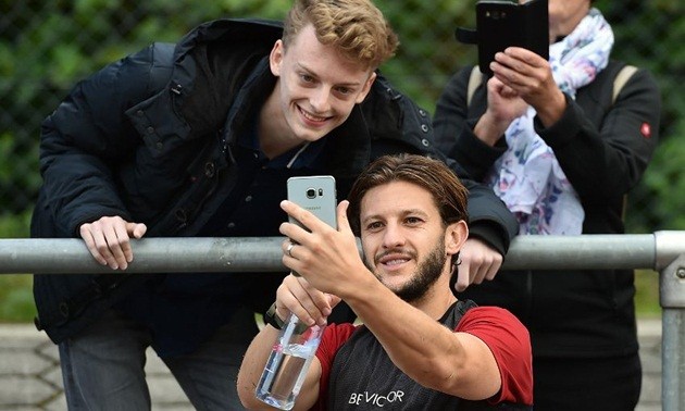 Ảnh Liverpool tự sướng cùng fan - Bóng Đá