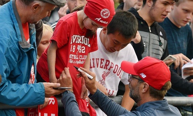 Ảnh Liverpool tự sướng cùng fan - Bóng Đá