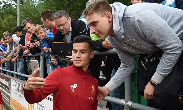 Ảnh Liverpool tự sướng cùng fan - Bóng Đá