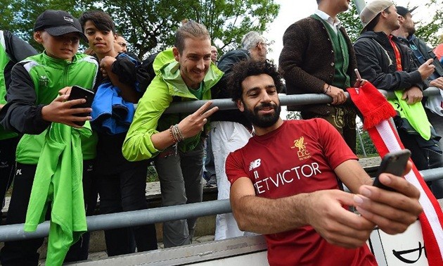 Ảnh Liverpool tự sướng cùng fan - Bóng Đá