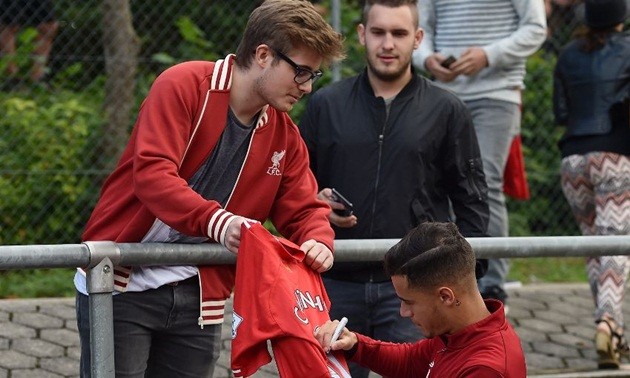 Ảnh Liverpool tự sướng cùng fan - Bóng Đá