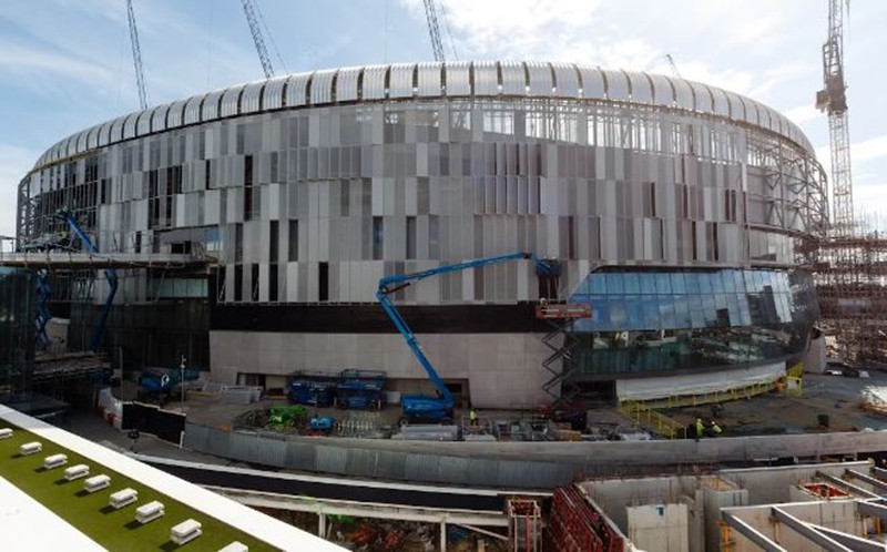 Tottenham chế giễu Chelsea và Arsenal bằng áp phích quảng cáo - Bóng Đá