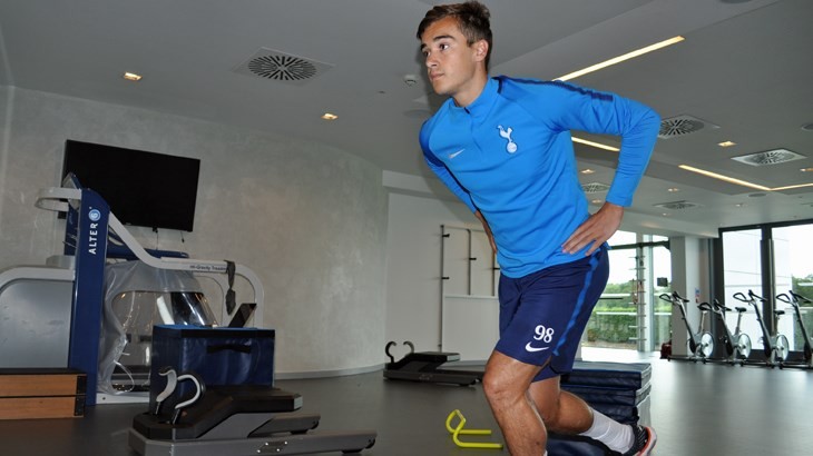 Cầu thủ Tottenham 'đeo ống thở' trong ngày đầu tập trung - Bóng Đá
