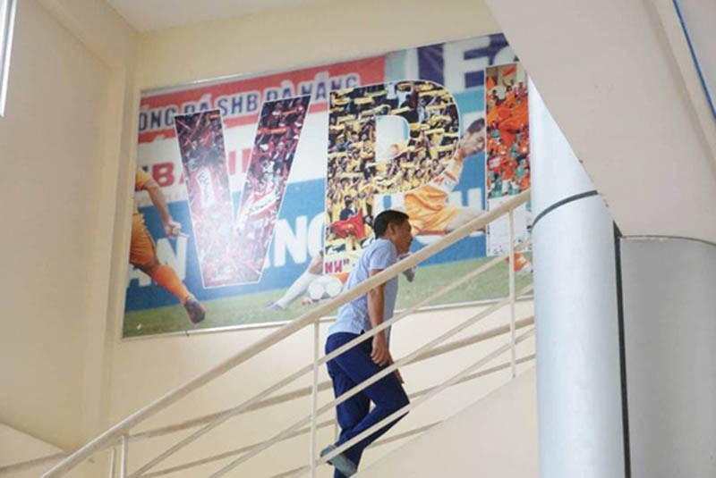 Ông Trần Mạnh Hùng tươi cười đến cuộc họp VPF - Bóng Đá