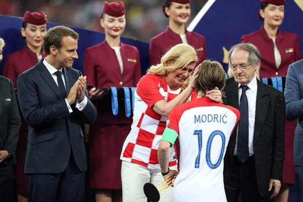 Nữ tổng thống Croatia đốn tim hàng triệu fan trên thế giới - Bóng Đá