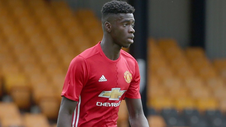 Hàng thủ tan hoang, Mourinho cho gọi Tuanzebe - Bóng Đá