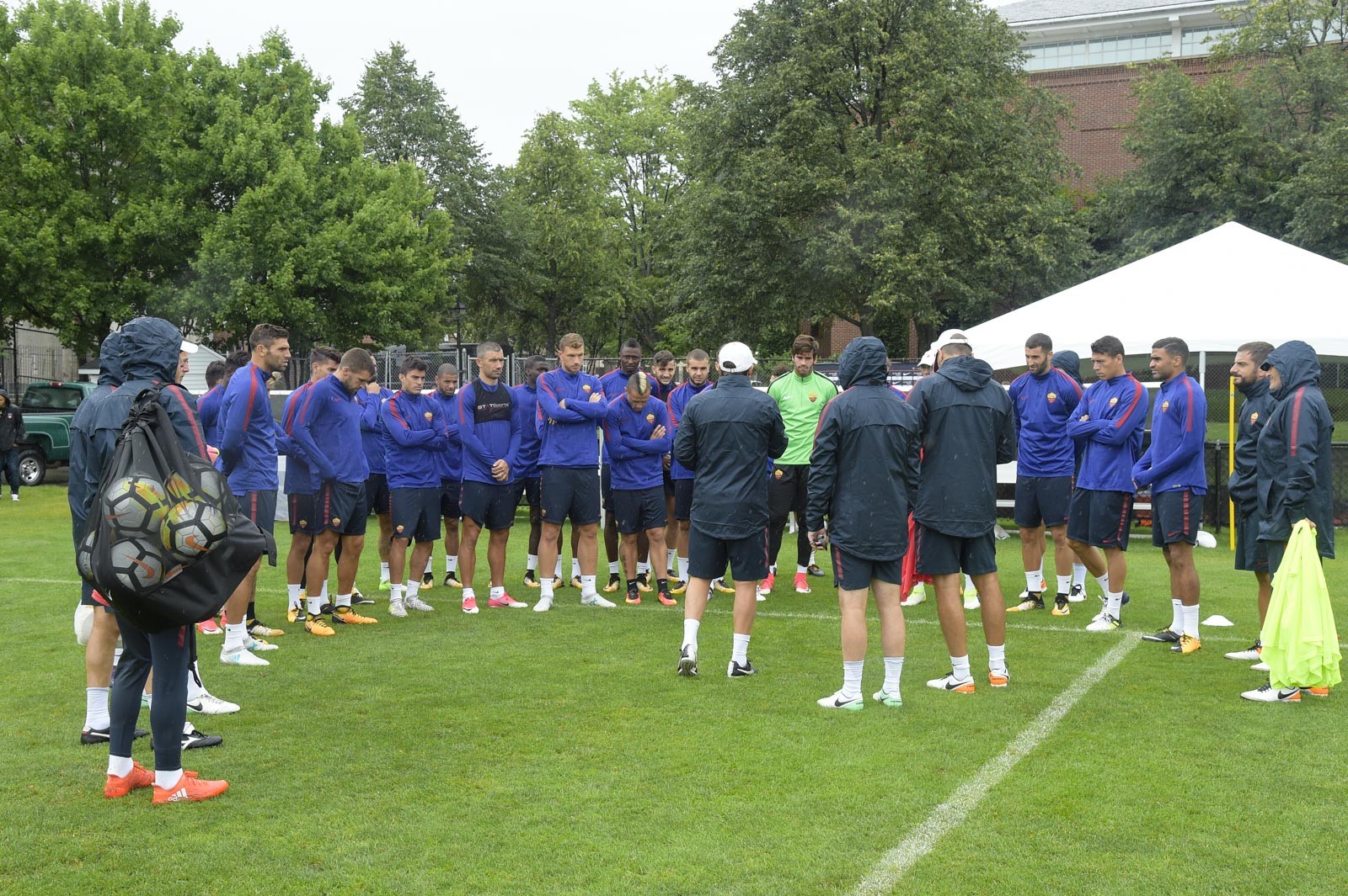 Strooman, De Rossi 'hổ báo' với đồng đội - Bóng Đá