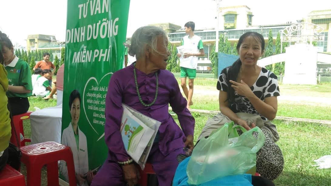 Phụ huynh đội nắng, nín thở đợi con thi tuyển học viện Nutifood - Bóng Đá
