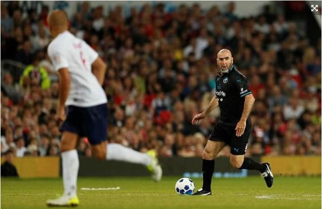 Eric Cantona tái xuất ở Old Trafford khi đá cho 'đội thế giới' - Bóng Đá