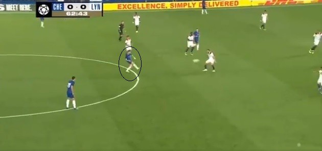 Jorginho chỉ đạo Kante cách chơi Sarri-Ball trong trận Lyon - Bóng Đá
