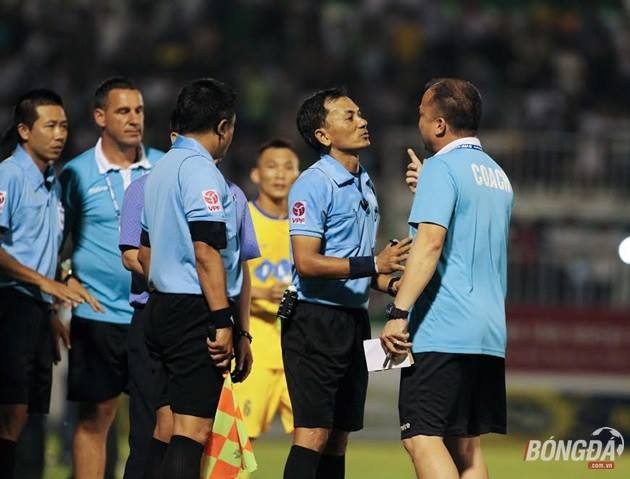 Cựu còi vàng Dương Mạnh Hùng “chê” tổ trọng tài trận HAGL và FLC Thanh Hóa - Bóng Đá