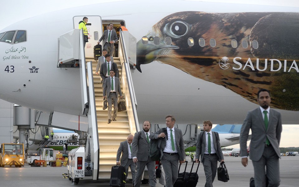 Cầu thủ World Cup 2018 mặc suit bảnh bao thế nào ở sân bay? - Bóng Đá