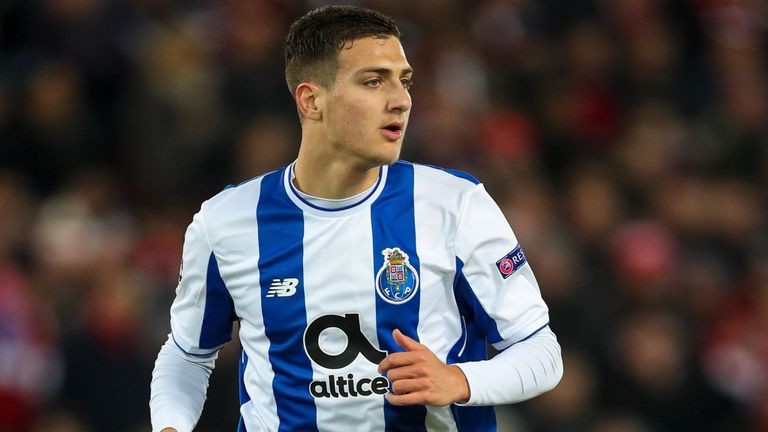 Mua Diogo Dalot, Mourinho đặt trọn niềm tin vào Valencia - Bóng Đá