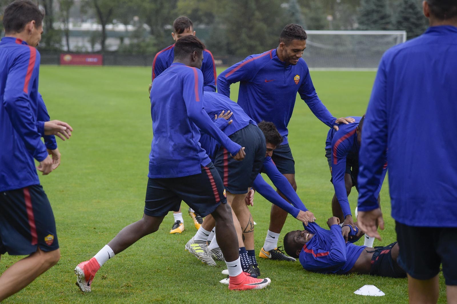 Strooman, De Rossi 'hổ báo' với đồng đội - Bóng Đá