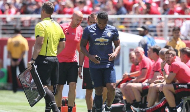 Valencia chấn thương, ai sẽ chơi ở cánh phải trong trận mở màn của Man Utd? - Bóng Đá