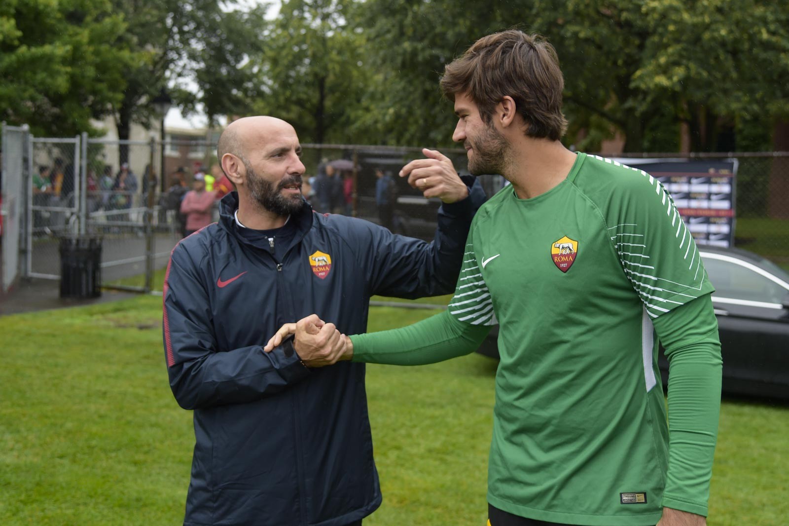 Strooman, De Rossi 'hổ báo' với đồng đội - Bóng Đá