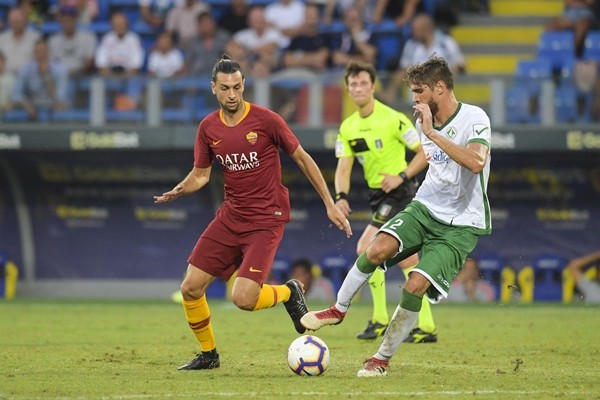 Con trai Kluivert tranh cãi với Edin Dzeko ngay lần đầu đá chính - Bóng Đá