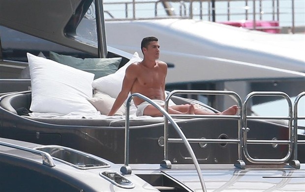 Bầu bì, bạn gái vẫn 'hết mình' với Ronaldo giữa biển - Bóng Đá