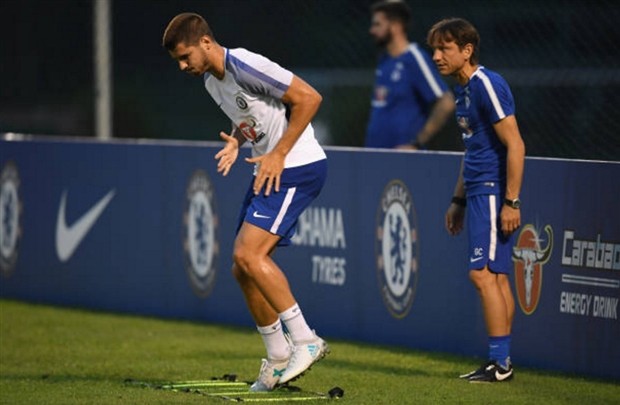 Thua trận, Conte soi từng bước chạy của các cầu thủ Chelsea - Bóng Đá