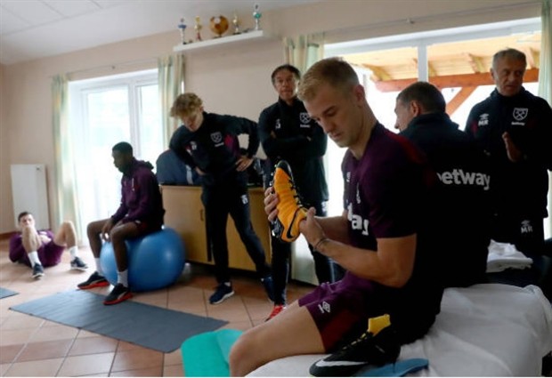 Joe Hart nỗ lực ghi điểm trên sân tập của West Ham - Bóng Đá
