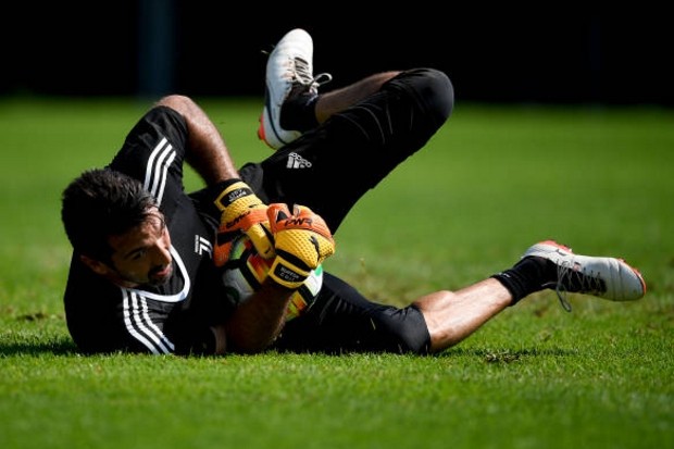 Buffon và đồng đội quyết tâm lấy lại niềm tin từ NHM Juventus - Bóng Đá