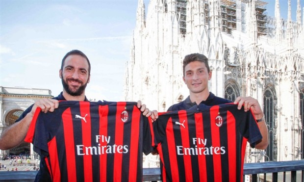 Nghìn người hân hoan chào mừng Higuain và Caldara tới Milan - Bóng Đá