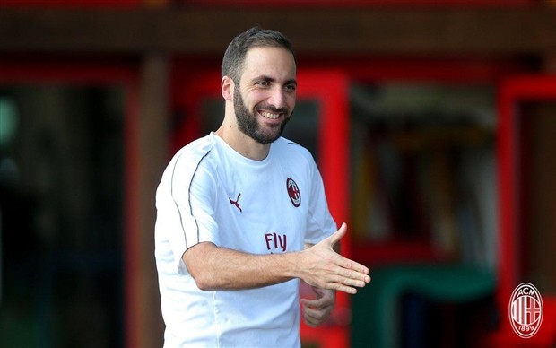 Dàn sếp mới Milan thị sát Higuain tập luyện - Bóng Đá