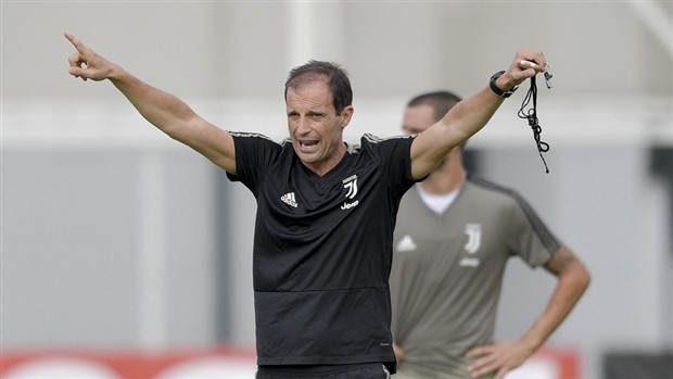 HLV Allegri đầy nghiêm khắc trong buổi tập đầu cùng Ronaldo - Bóng Đá
