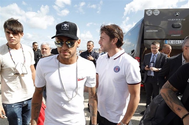 Neymar được chào đón như ông Hoàng tại Paris - Bóng Đá