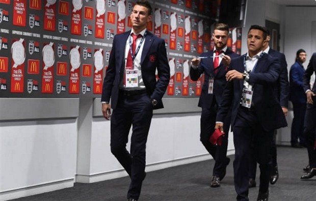 Sanchez đầy căng thẳng trước thềm Community Shield - Bóng Đá