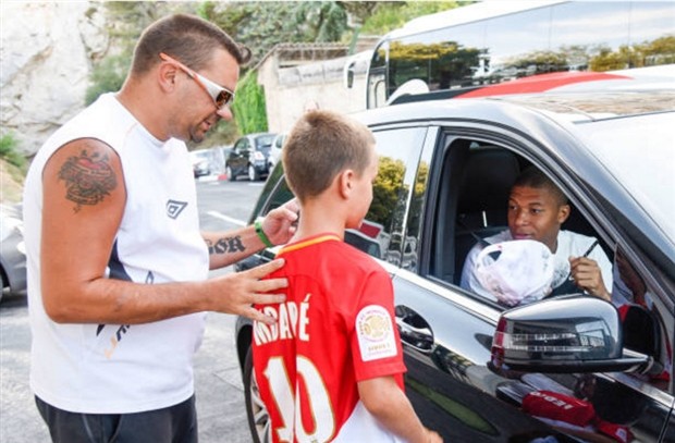 PSG rút lui, Mbappe lủi thủi ra sân tập cùng Monaco - Bóng Đá