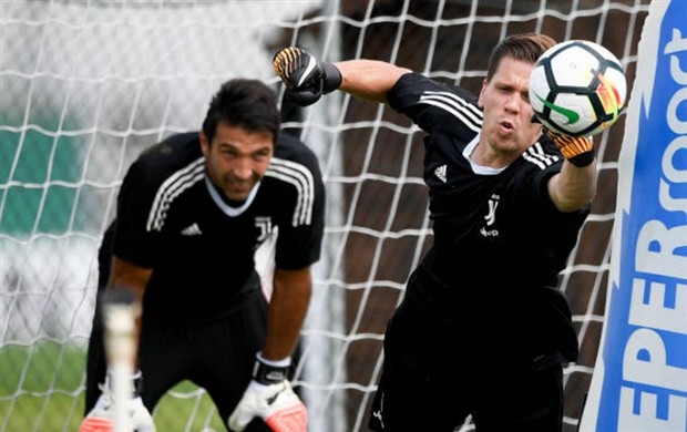 Hồi phục chấn thương, Szczesny tranh thủ biểu diễn trước mặt Buffon  - Bóng Đá