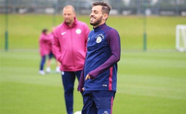 Tân binh Bernardo Silva liên tục pha trò trên sân tập của Man City - Bóng Đá