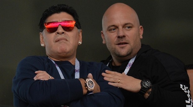 Maradona và dàn mỹ nữ xuất hiện trong ngày ra quân của Argentina - Bóng Đá