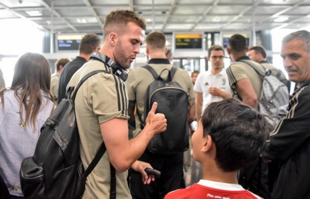 Fan nữ đổ xô tới sân bay tiễn dàn sao Real lên đường - Bóng Đá