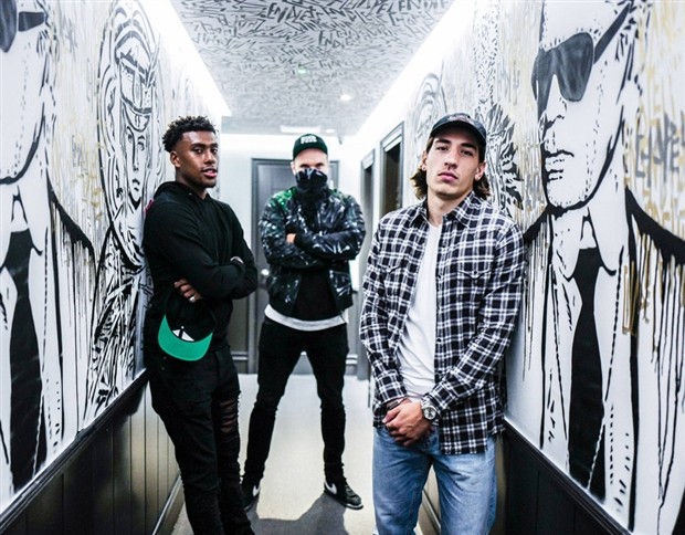 Bellerin và Iwobi đắm chìm trong thế giới 'Endless' - Bóng Đá