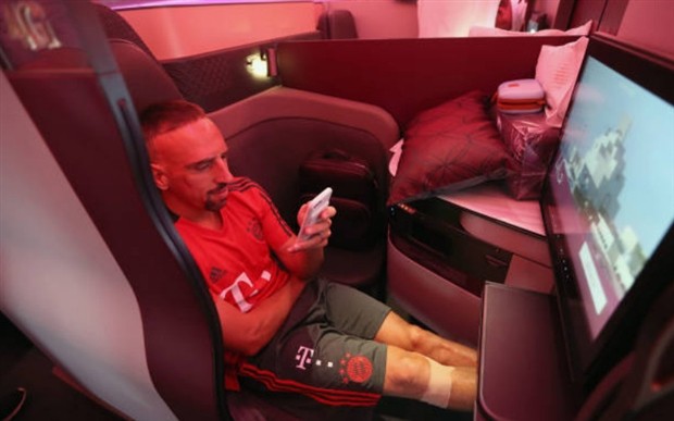 Dàn sao Munich 'hả hê' khi được ngồi khoang hạng VIP đi du đấu - Bóng Đá