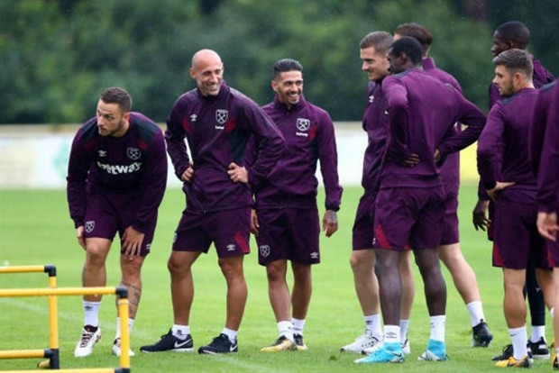 Joe Hart nỗ lực ghi điểm trên sân tập của West Ham - Bóng Đá