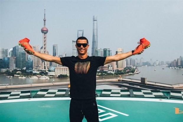 Fan treo bảng tìm Ronaldo trước giờ Real đại chiến Man City - Bóng Đá