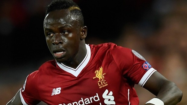 Trọng tài bối rối vì cờ hư và những hình ảnh bên lề khó quên tại Anfield  - Bóng Đá