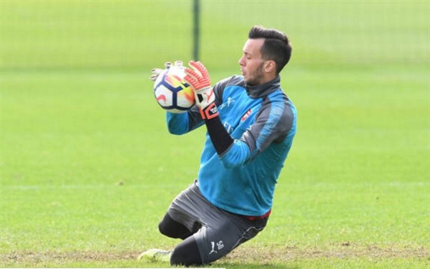 Ozil tập làm phó nháy trên sân tập của Arsenal - Bóng Đá