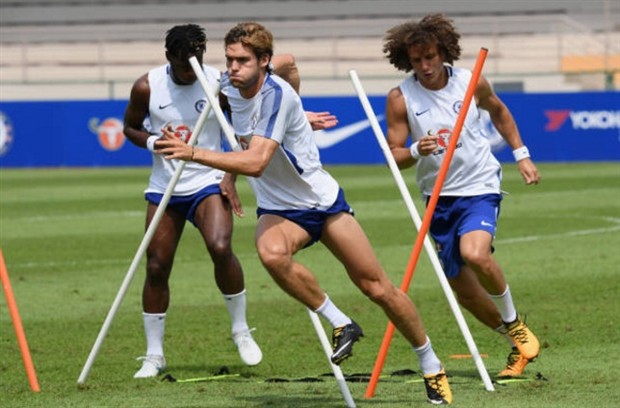 Bị phóng viên 'vây', Conte trút giận lên Morata? - Bóng Đá