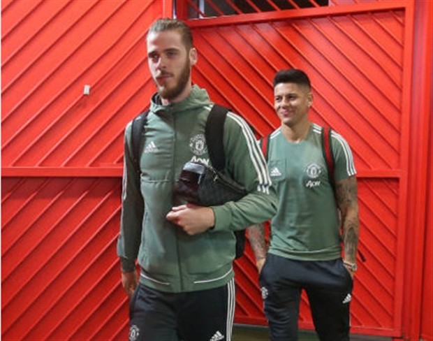 Fan nhí Man Utd múa bóng điệu nghệ trước Old Trafford - Bóng Đá