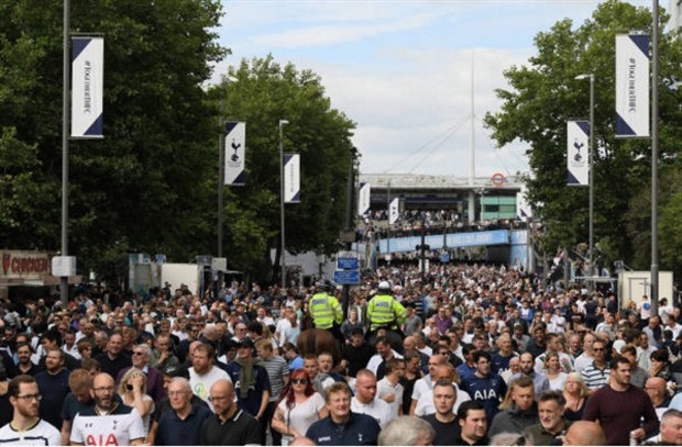 Wembey 'kẹt xe' trước giờ Derby London - Bóng Đá