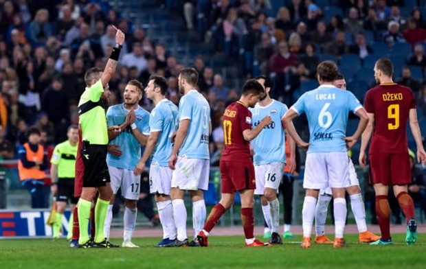 Bàn thắng thì không, nhưng thẻ đỏ lại xuất hiện tại Derby thành Rome - Bóng Đá