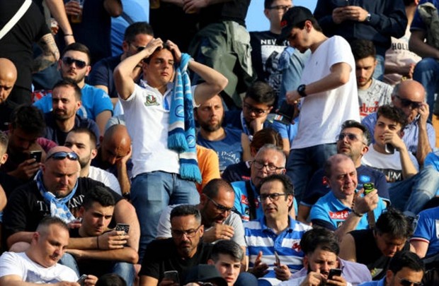 Cầu thủ gục ngã, CĐV Napoli chết lặng nhìn Scudetto xa dần - Bóng Đá