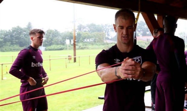 Joe Hart nỗ lực ghi điểm trên sân tập của West Ham - Bóng Đá