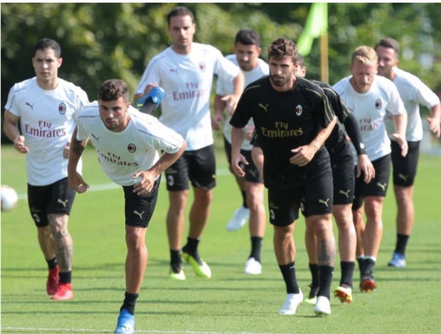 Mặc thượng tầng khủng hoảng, CĐV vẫn 'đốt lửa' trên sân tập Milan  - Bóng Đá